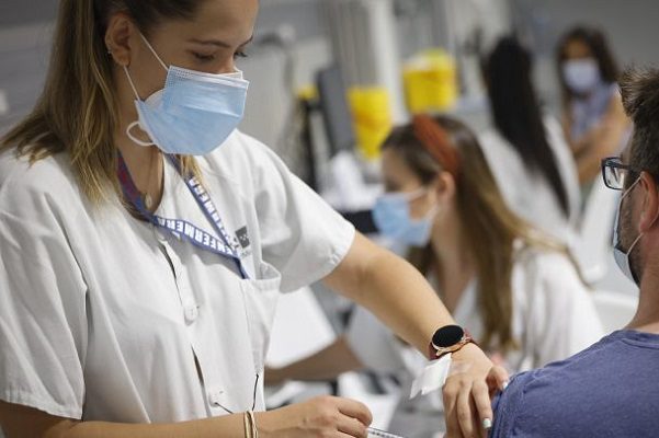 Los mayores de 18 años serán vacunados en Chiapas si llevan a dos adultos