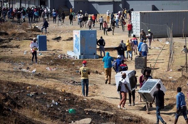 Al menos 45 muertos por disturbios en Sudáfrica tras encarcelamiento de expresidente