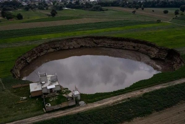 Entregan terreno a familia damnificada por el socavón de Puebla