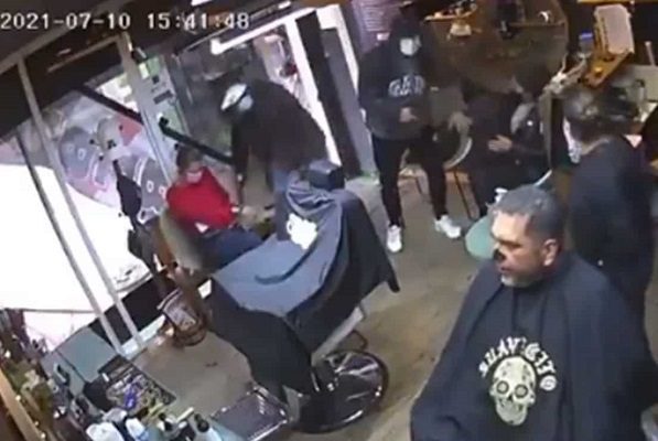 Detienen a menor por violento asalto a barbería de Toluca