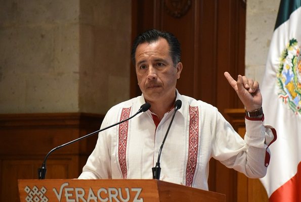 Gobernador de Veracruz presume que ya no cobran el uso del baño en gasolineras