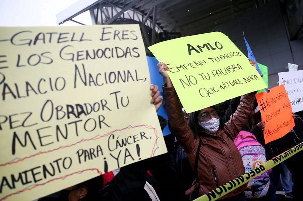 Padres de niños con cáncer llegan a CDMX para reunión con autoridades