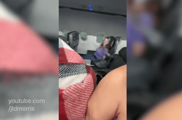 Mujer es amarrada a asiento tras intentar abrir puertas de avión en vuelo #VIDEO