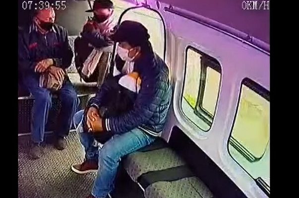 Sujeto intenta asaltar combi en Edomex, pero lo ignoran y se baja #VIDEO