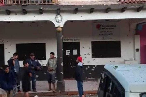 Balean Jefatura de Tenencia e incendian casas en Tarecuato, Michoacán #VIDEOS