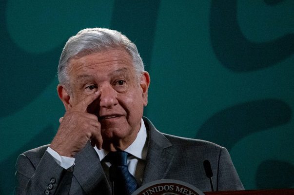 AMLO censura a presidente de CMDH por lanzar insultos durante en embajada de Cuba