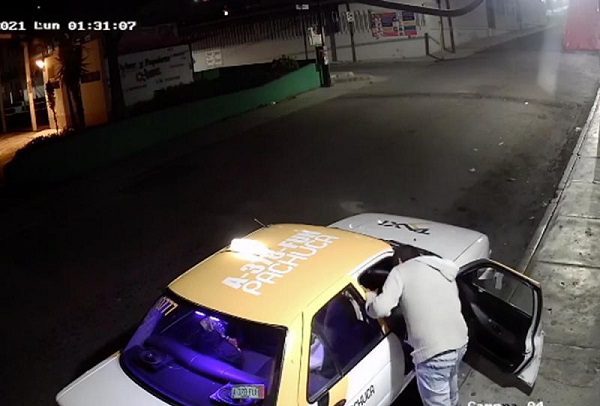 Captan en #VIDEO a taxista agrediendo a mujer en calles de Pachuca