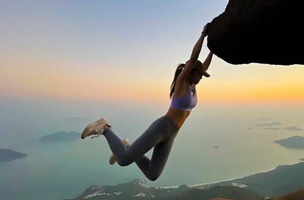 Influencer muere al caer desde una cascada mientras intentaba tomarse una selfie