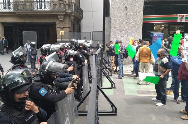 Manifestantes se enfrentan a policías en la Embajada de EE.UU. #VIDEO