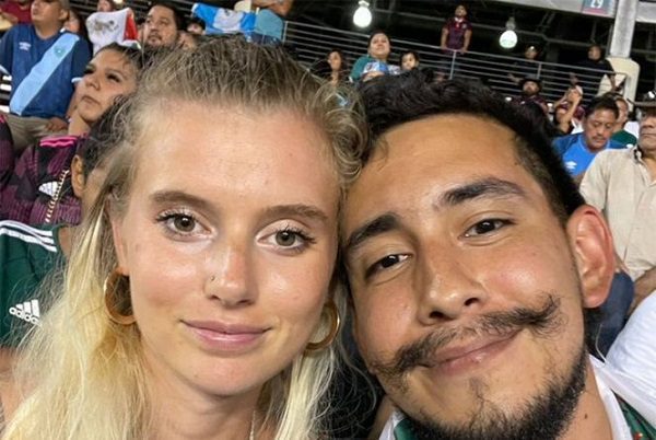 Pareja se roba el show en la transmisión en el México vs Guatemala