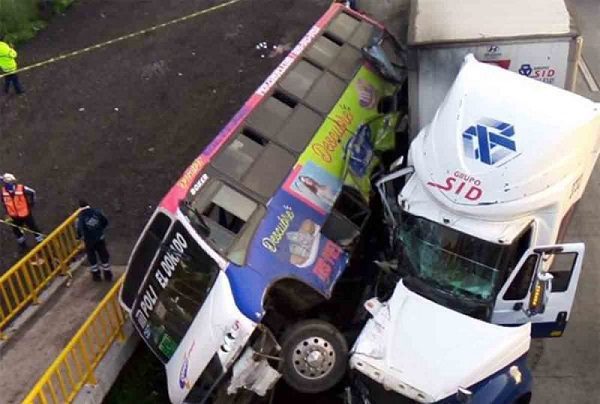Choque de tráiler contra camión en la México-Querétaro deja cuatro muertos