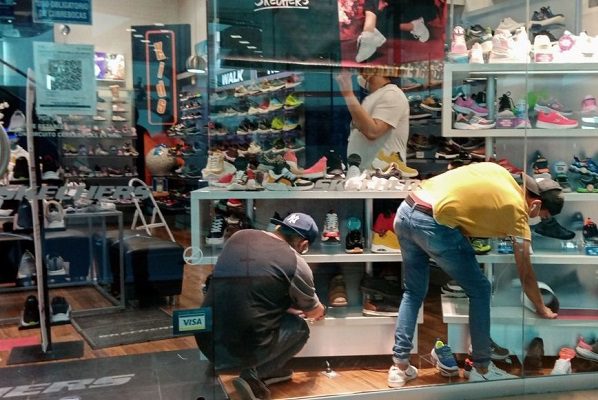 Roban 2 millones de pesos en tenis, todos del pie izquierdo