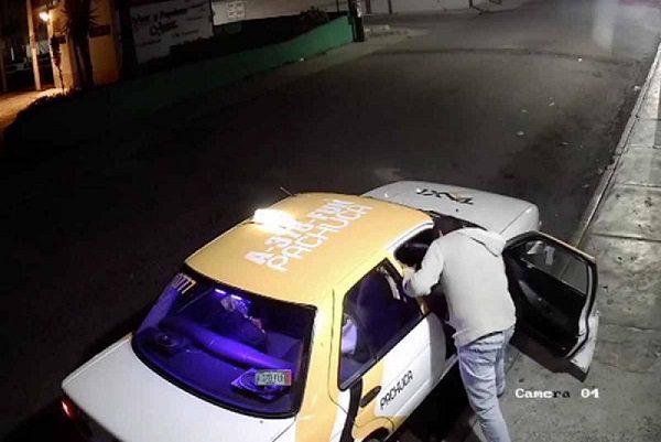 Vetan de por vida a taxista que golpeó a mujer en calles de Pachuca
