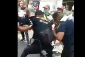Sujetos golpean a policías para evitar ‘araña’, en Centro Histórico #VIDEO