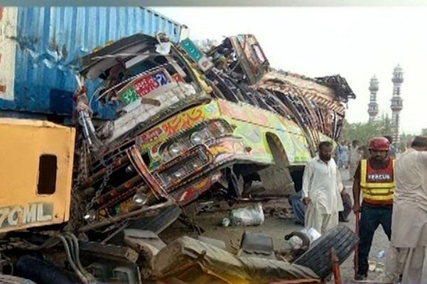 Choque entre autobús y camión deja a 33 personas muertas en Pakistán