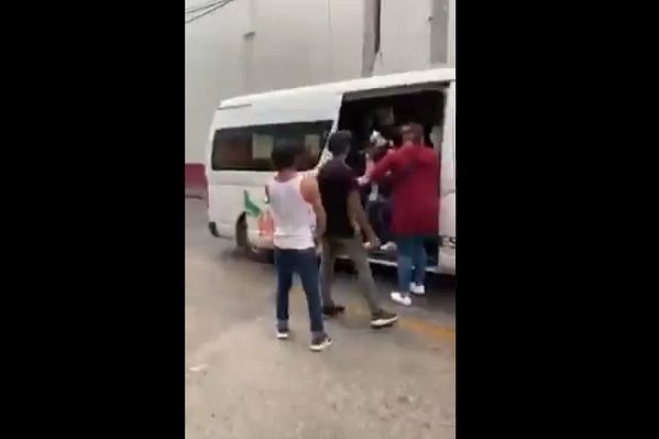 A patadas bajan de combi a presunto asaltante, en Edomex #VIDEO