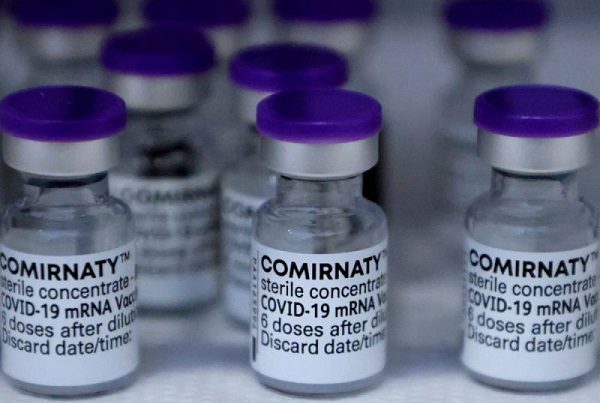 Vacuna de Pfizer no aumenta el riesgo de infartos o problemas cardiovasculares