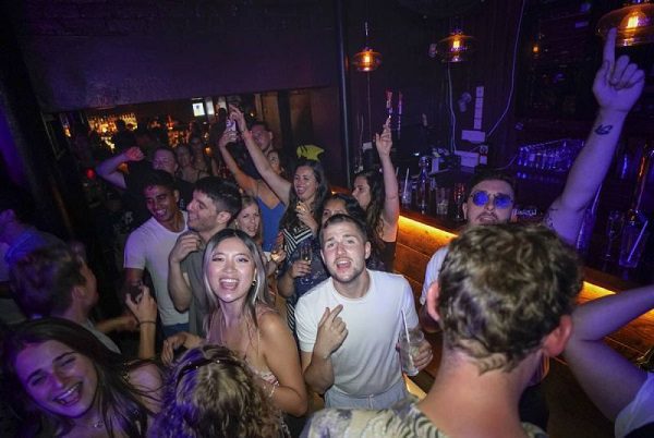 Inglaterra levanta gran parte de sus restricciones por el Covid-19