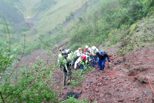 Caen seis personas a cráter del volcán Xitle; una mujer muere