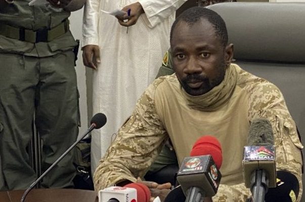 Frustran ataque con cuchillo contra el presidente interino de Mali