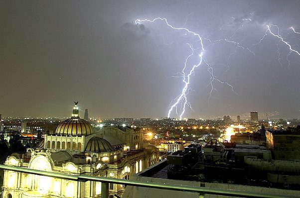 Fuerte rayo despertó a la CDMX durante la madrugada