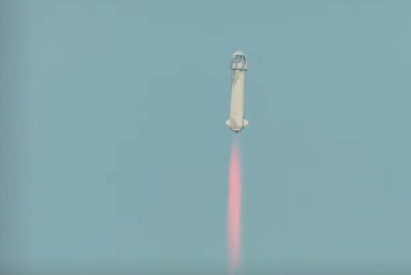 Jeff Bezos llega al espacio en cohete de su compañía Blue Origin