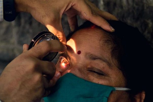 India reporta 4 mil 332 muertes por infección de hongo negro