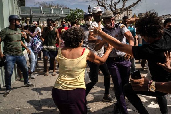 EE.UU. sanciona al ministro de las Fuerzas Armadas de Cuba por represión en protestas
