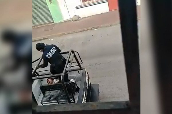 Exhiben brutalidad policiaca contra mujer detenida, en Tabasco #VIDEO