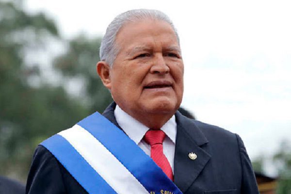 Fiscalía de El Salvador ordena detener al expresidente Sánchez Cerén