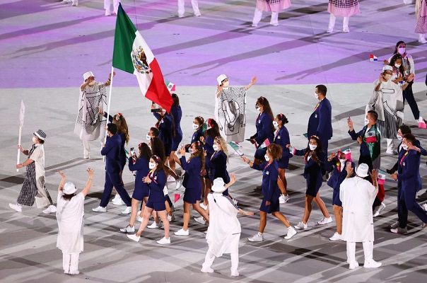 La delegación mexicana desfila en la inauguración de los Juegos Olímpicos
