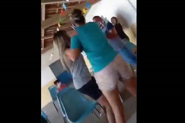 Hombre acompaña a su amante a vacunarse y se encuentra a su esposa #VIDEO
