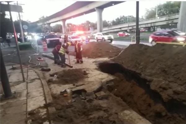 Reparan socavón formado sobre Periférico Sur