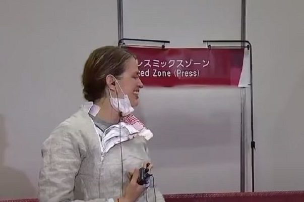 Tras perder en JJOO, entrenador le pide matrimonio a esgrimista #VIDEO