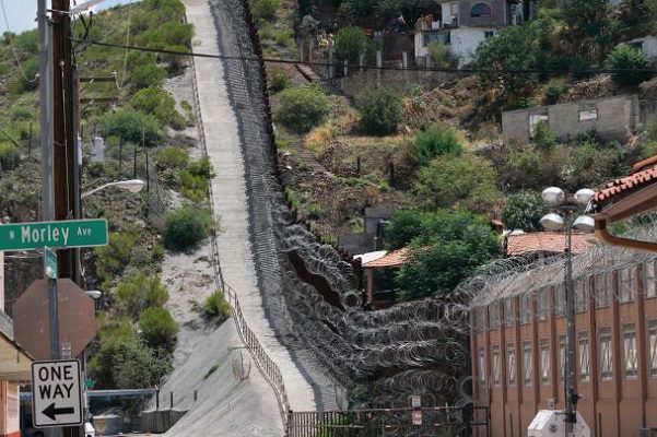 EE.UU. mantendrá restricciones de viaje debido a variante Delta