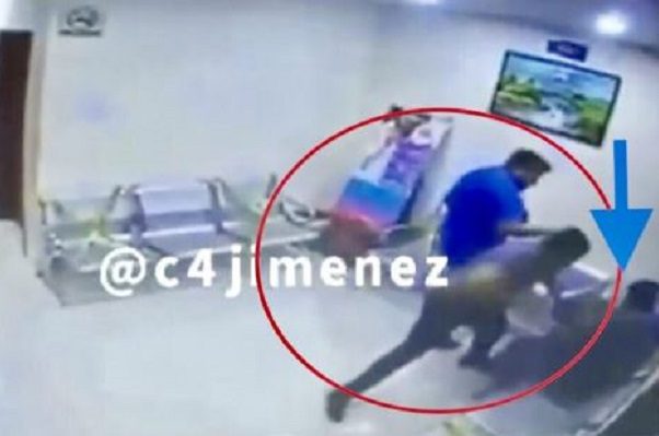 Familiares golpean y extorsionan a médico acusándolo de muerte de paciente #VIDEO