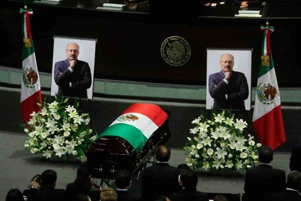 Diputados realizan homenaje de cuerpo presente a René Juárez Cisneros