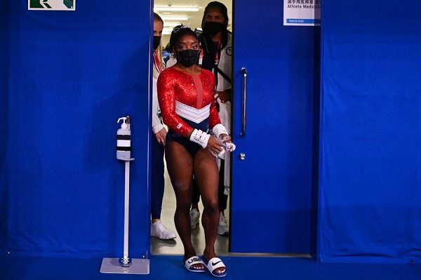 La estrella estadounidense Simone Biles fuera de final de gimnasia artística por equipos