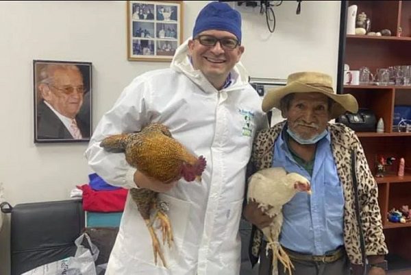 Abuelito regala dos gallinas a médico por operación gratuita de próstata