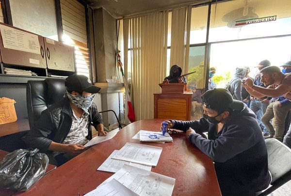 Pobladores de Pantelhó y autodefensas toman el control de su municipio