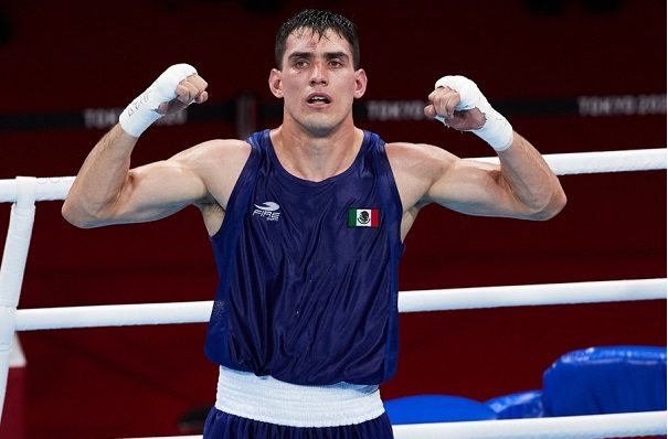 El boxeador mexicano Rogelio Romero avanza para obtener una medalla