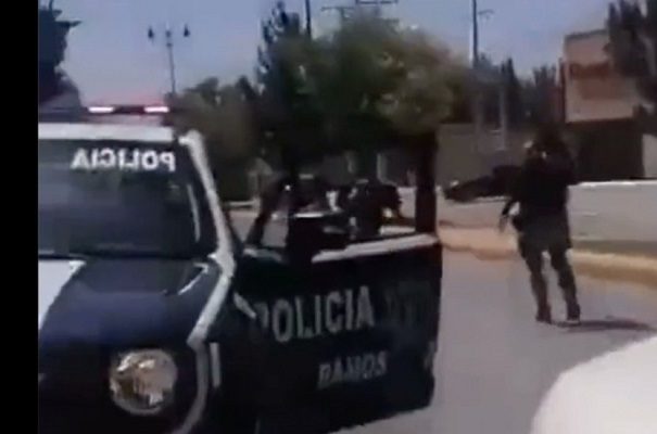Patrulla choca vehículo familiar para detener a conductor, en Coahuila #VIDEO