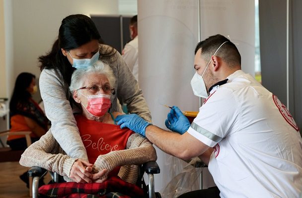 Israel aplicará tercera dosis de vacuna antiCovid a mayores de 60 años