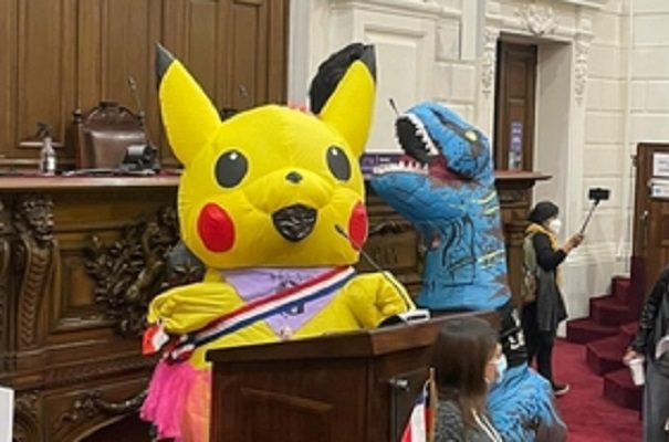 Asambleísta acude disfrazada de Pikachu a debate de reforma constitucional en Chile #VIDEO