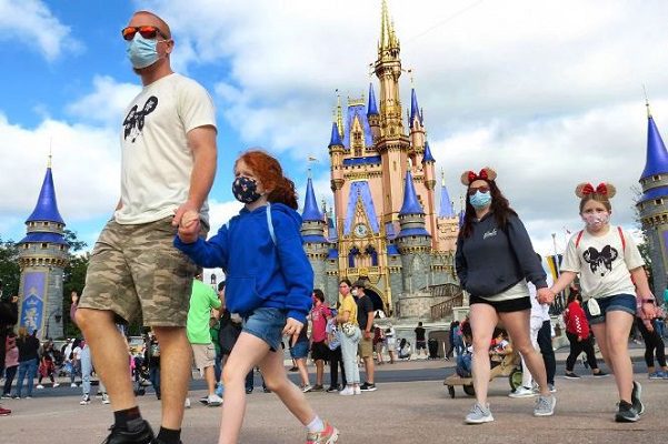 Disney vuelve a exigir cubrebocas en sus parques de Florida