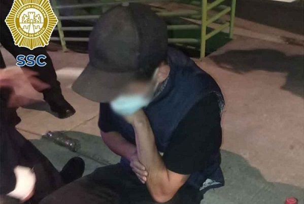 Policías evitan que joven se lance de puente peatonal, en Tlalpan