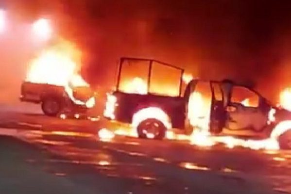 Comando ataca Presidencia Municipal de Frontera Comala y quema patrullas #VIDEO