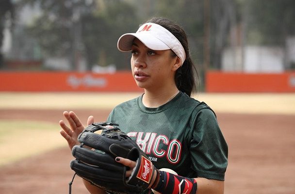 Jugadora de Selección de Softbol muestra que conservó todos sus uniformes #VIDEO
