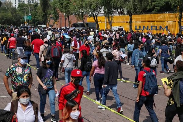 Padres de jóvenes bloquearon vialidades por negarles vacunas en la GAM #VIDEOS