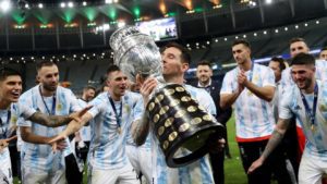 Messi dedica triunfo a Maradona: “seguro nos apoyó desde donde esté”